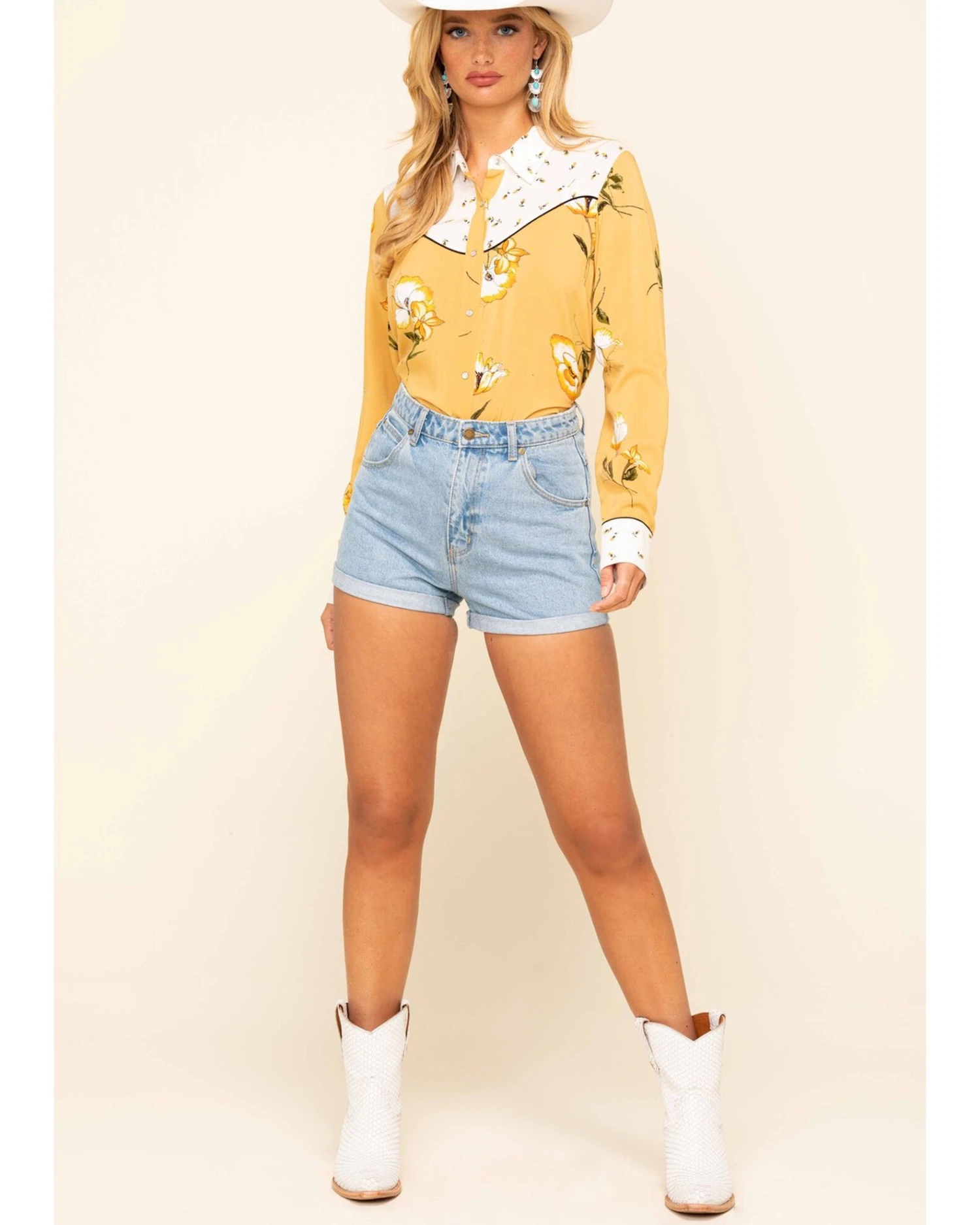 Rolla's Women's Light Wash Rolled Hem Duster Shorts 4 Rolla's Women's Light Wash Rolled Hem Duster Shorts - Image 4